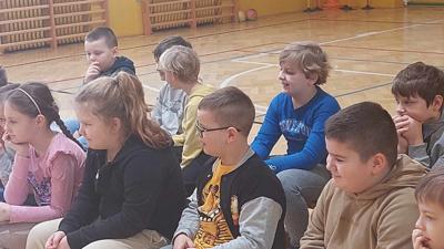 Spektakl profilaktyczny dla klas 1-3 - zdjęcie zbiorowe dzieci