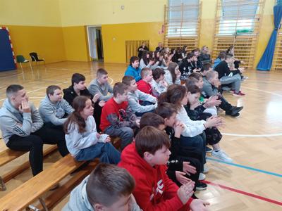 Spektakl profilaktyczny dla klas 4-6 - zdjęcie zbiorowe dzieci