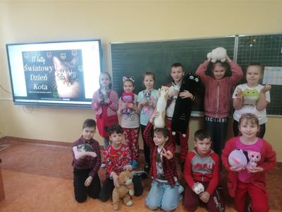 Dzień kota zdjęcie grupowe uczniów