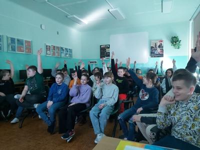 Klasy IV - VI podczas lekcji on-line o bezpieczeństwie w sieci