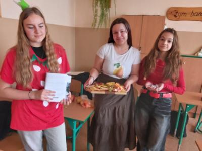 Happening ekologiczny przeprowadzony przez uczennice klasy siódmej