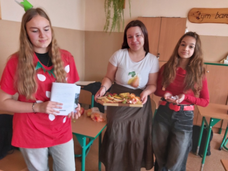 Happening ekologiczny przeprowadzony przez uczennice klasy siódmej