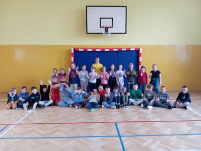 Zdjęcie grupowe uczniów z prowadzącą warsztaty