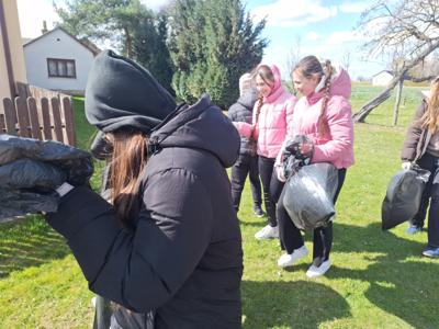 Sprzątanie Gminy Gościeradów zdjęcie grupowe uczniów