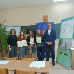 Wręczenie nagród zdjęcie zbiorowe uczniów
