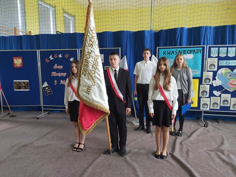 Poczet sztandarowy szkoły w trakcie akademii