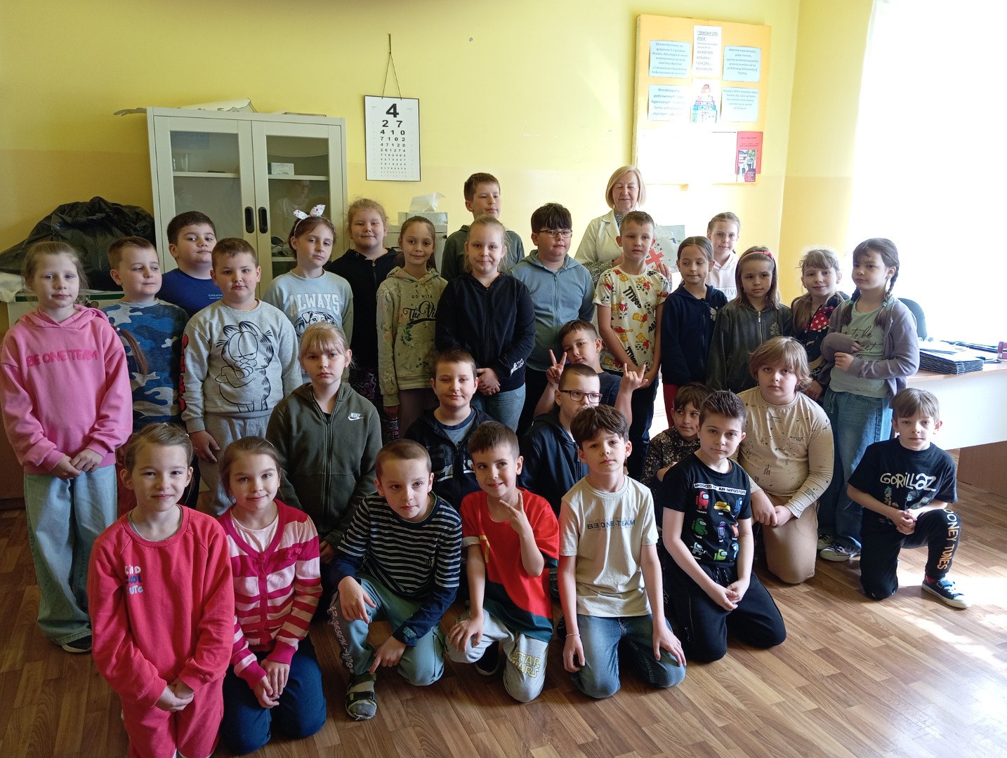 Zdjęcie grupowe uczniów z Panią pielęgniarką