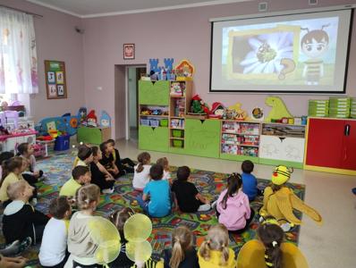 Dzień pszczoły zdjęcie grupowe dzieci