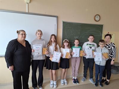 Laureaci konkursu kaligraficznego - zdjęcie zbiorowe