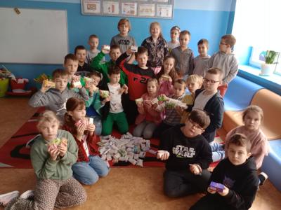 Zdjęcie zbiorowe uczniów biorących udział w akcji z zebranymi mydełkami