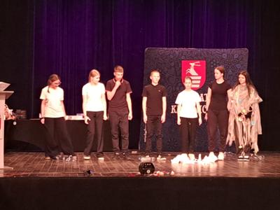 Zdjęcia szkolnej grupy teatralnej.