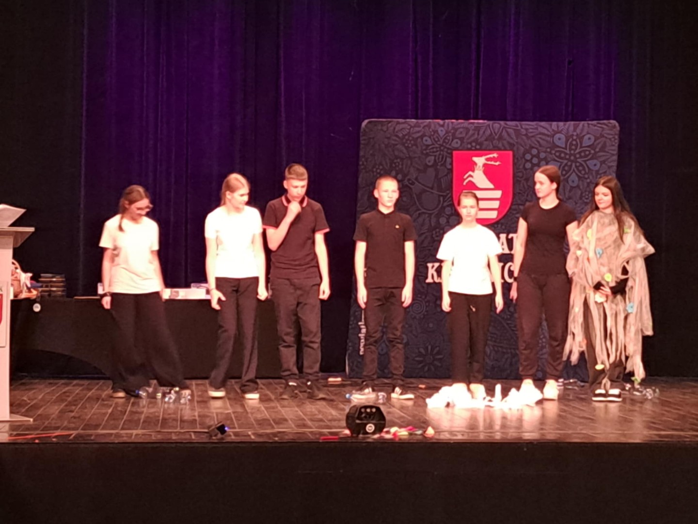 Zdjęcia szkolnej grupy teatralnej.