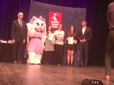 Zdjęcie grupowe uczesników konkursu z organizatorami