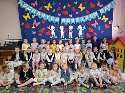 Zdjęcie zbiorwe dzieci w czasie uroczystości