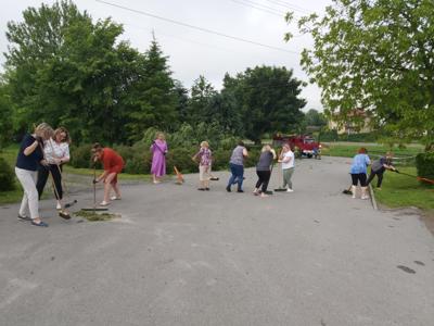 Pracownicy szkoły podczas sprzątania po burzy