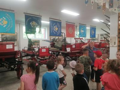 Zdjęcie grupowe dzieci w muzeum straży pożarnej