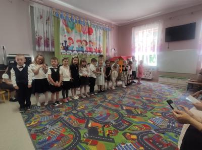 Zakończenie roku szkolnego w przedszkolu - zdjęcie grupowe dzieci