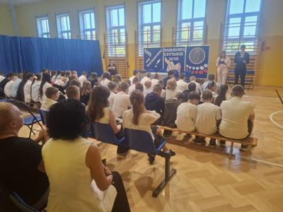 Zespòł Szkòł im. Jòzefa Twaroga w Księżomierzy dołączył do Narodowego Czytania twórczości Jana Kochanowskiego