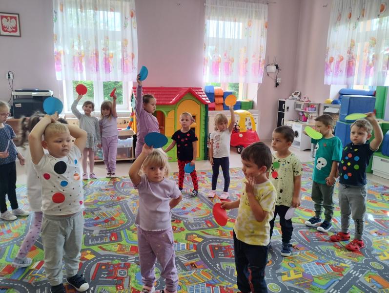 Dzień Kropki w przedszkolu - zdjęcie zbiorowe dzieci