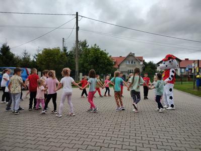 Dzień Chłopaka zdjęcie grupowe dzieci