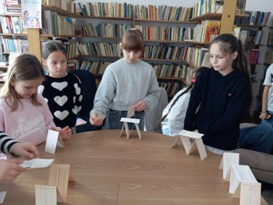 Domki z kart w bibliotece szkolnej