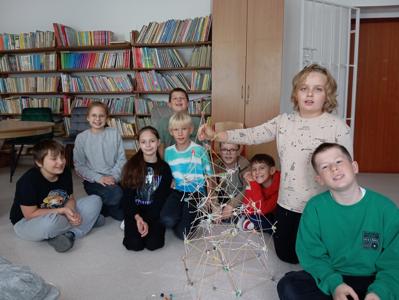 Wieże z patyczków, zdjęcie grupowe dzieci