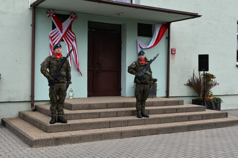 Warta honorowa żołnierzy 18 brygady zmotoryzowanej przed odsłonięciem tablicy poświęconej Julianowi Mazepie