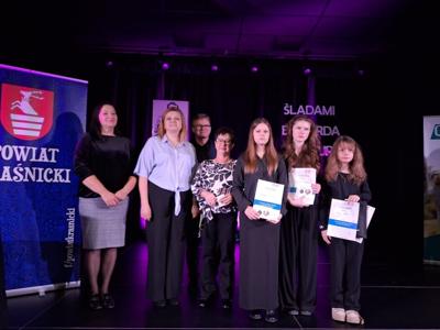 Zdjęcie grupowe uczesników konkursu z organizatorami