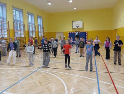Zajęcia taneczne zdjęcie grupowe uczniów