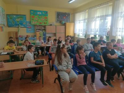 Zdjęcie grupowe uczniów klas młodszych