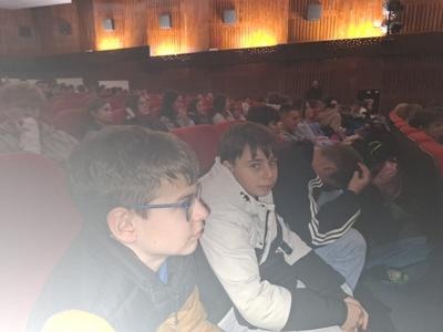 Uczniowie oglądają spektakl pt.: „Balladyna” w wykonaniu aktorów Narodowego Teatru Edukacji im. Adama Mickiewicza we Wrocławiu.