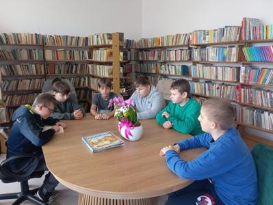 Zdjęcie zbiorowe uczniów w bibliotece szkolnej