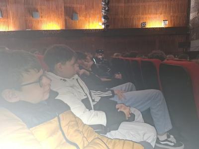 Uczniowie w czasie przedstawienia