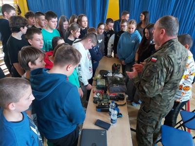 Poznawanie wyposażenia wojskowego.