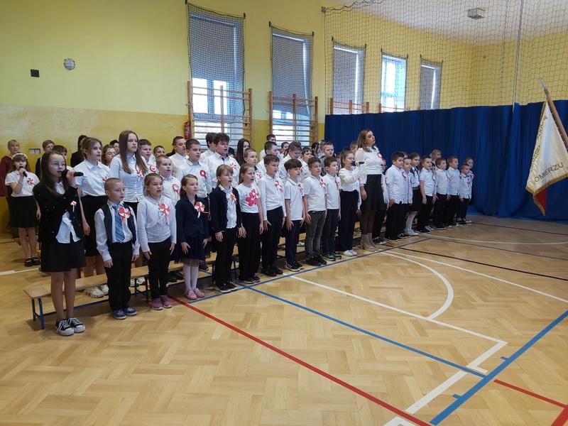 Śpiewanie przez społeczność szkolną "Mazurka Dąbrowkiego"