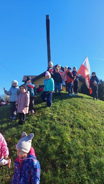 Zdjęcie grupowe dzieci na Kopcu Niepodległości