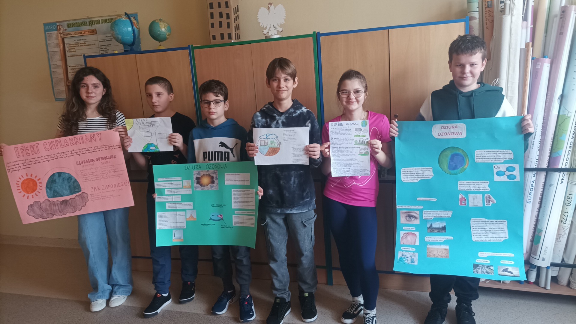 Zdjęcie grupowe uczniów z ich pracami