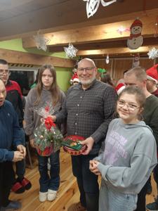 Zdjęcie uczniów z Kierownikiem Warsztatów Terapii Zajęciowej Panem Jerzym Rakiem