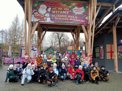 Zdjęcia grupowe uczniów na wycieczce