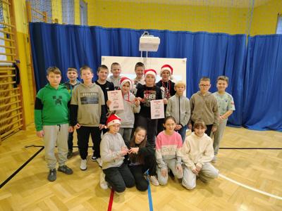 Zdjęcie grupowe uczniów, uczestników turnieju w warcaby