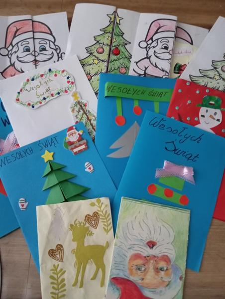 Zdjęcie kartek wykonanych przez uczniów.