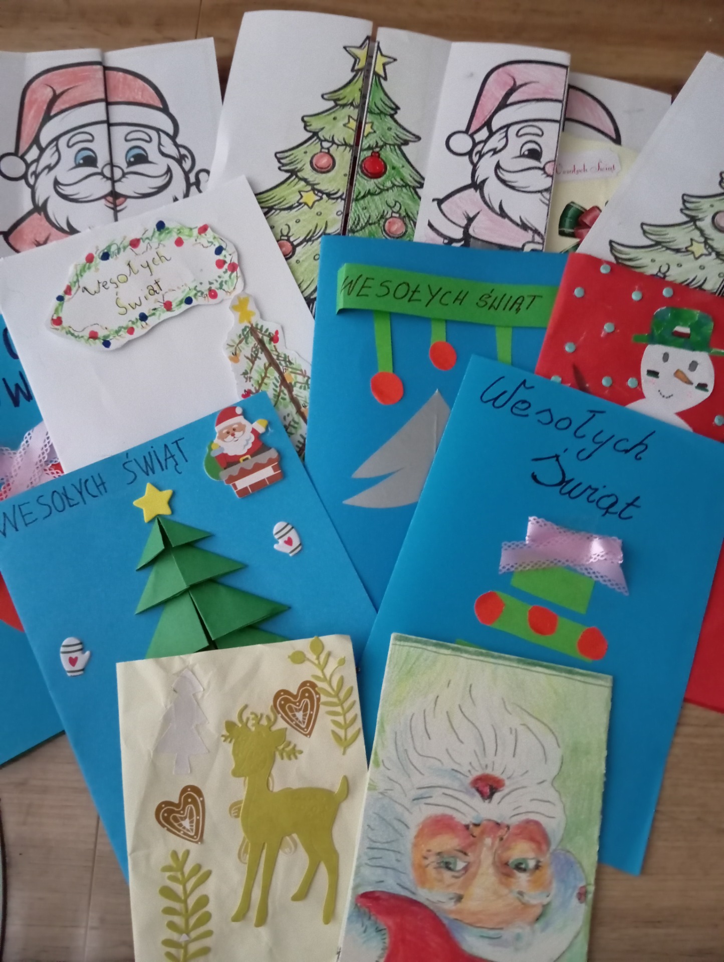 Zdjęcie kartek wykonanych przez uczniów.