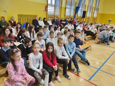 Zdjęcie grupowe uczestników szkolnej Wigilii