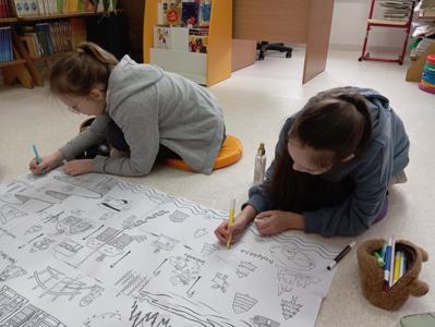 Dzieci w trakcie zajęć w bibliotece szkolnej