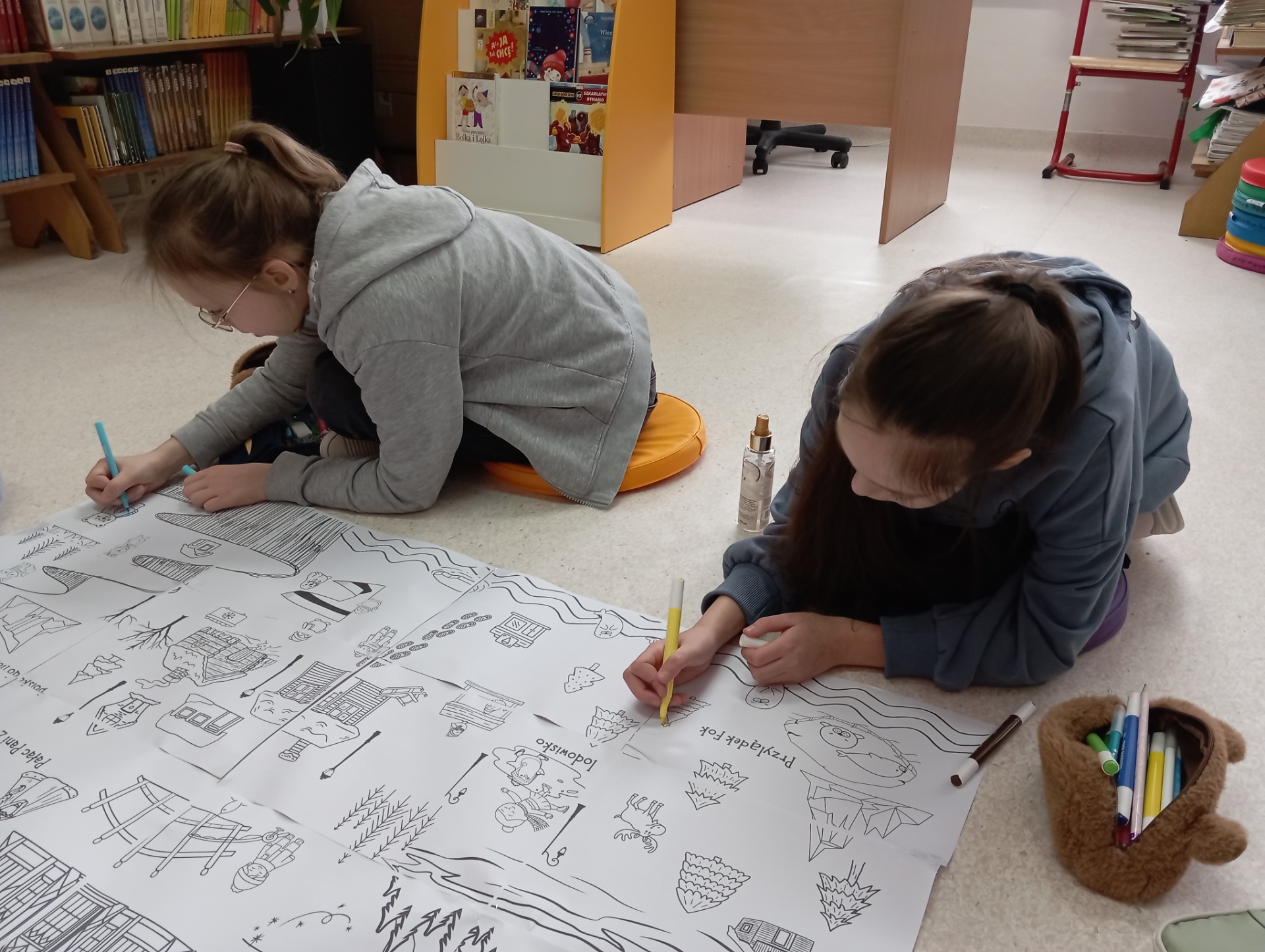 Dzieci w trakcie zajęć w bibliotece szkolnej