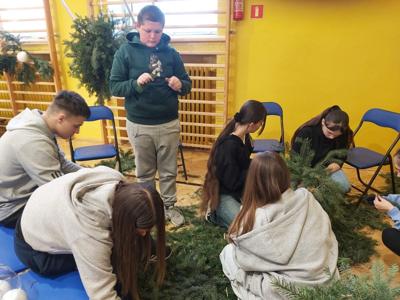 Uczniowie pomagają przy dekorowaniu szkoły