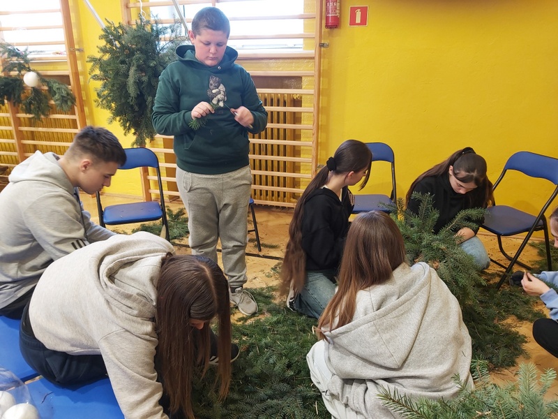 Uczniowie pomagają przy dekorowaniu szkoły