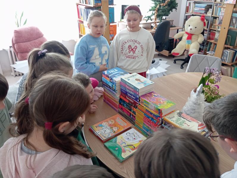 Dzieci w bibliotece szkolnej