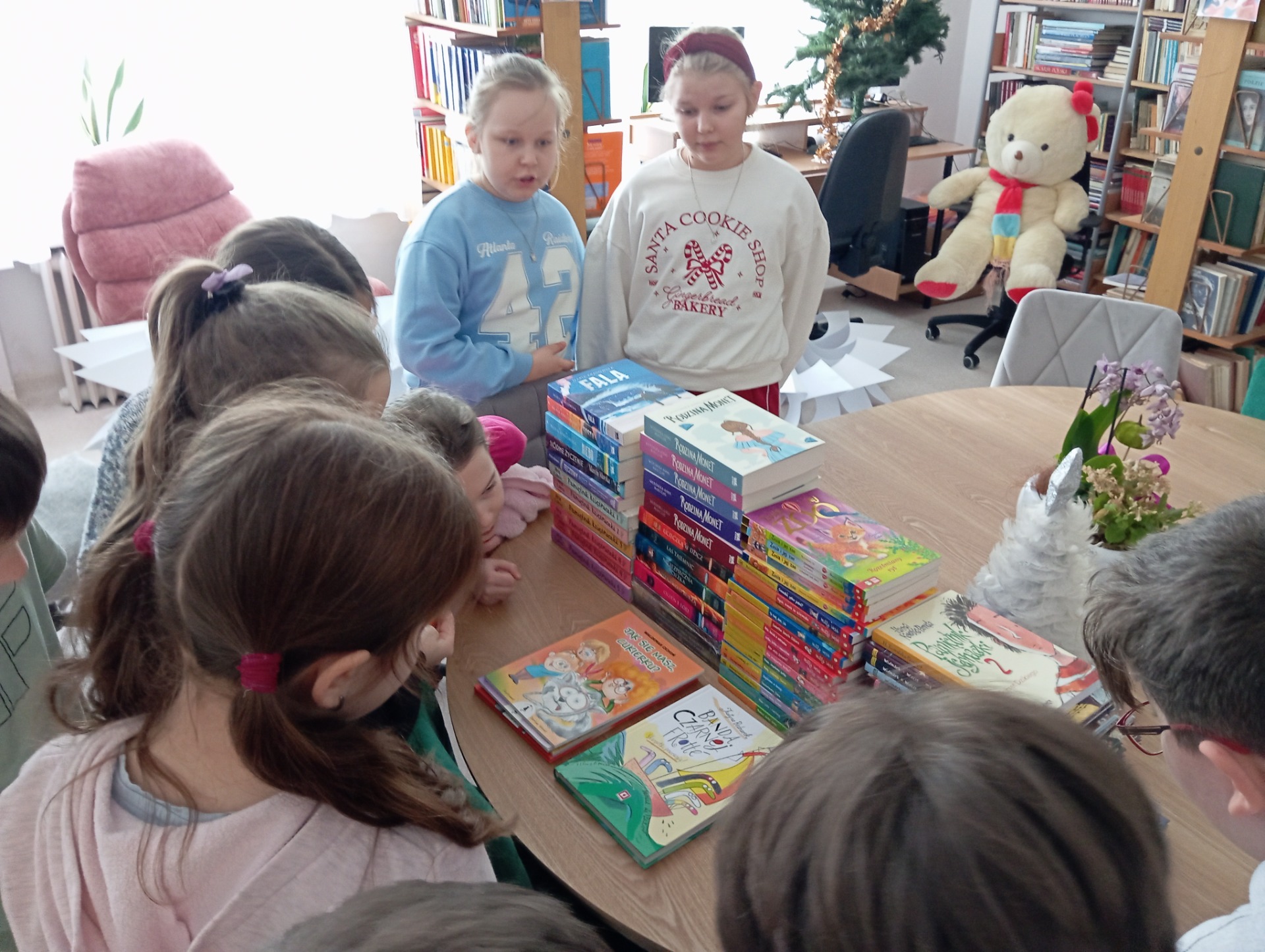 Dzieci w bibliotece szkolnej