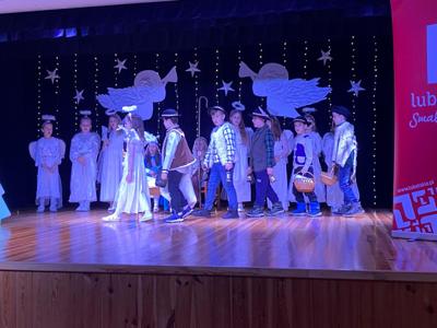 Zdjęcie grupowe szkolnego zepołu kolędniczego